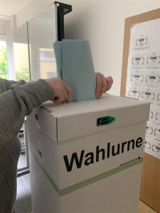 Nachdem wir unser Kreuz gesetzt haben, haben wir den Stimmzettel gefaltet und in die Wahlurne gesteckt.