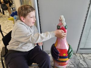 Emil füttert unser Huhn
